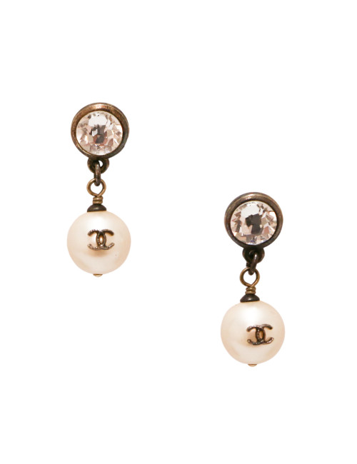 Clous CHANEL brillant perle nacrée