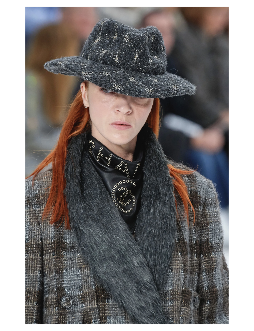 Foulard triangle CHANEL cuir noir