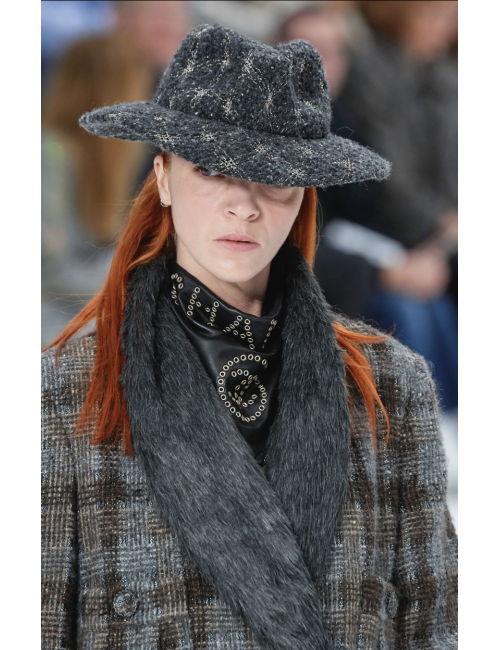 Foulard triangle CHANEL cuir noir