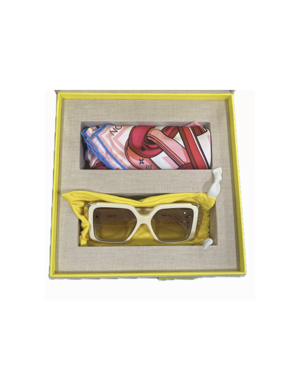 Coffret cadeau LOUIS VUITTON lunettes de soleil et grand carré