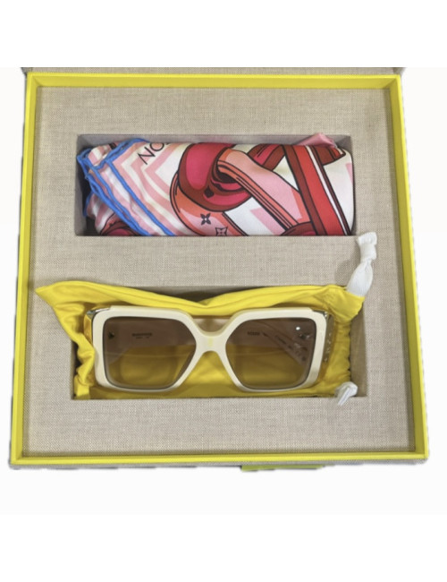 Coffret cadeau LOUIS VUITTON lunettes de soleil et grand carré