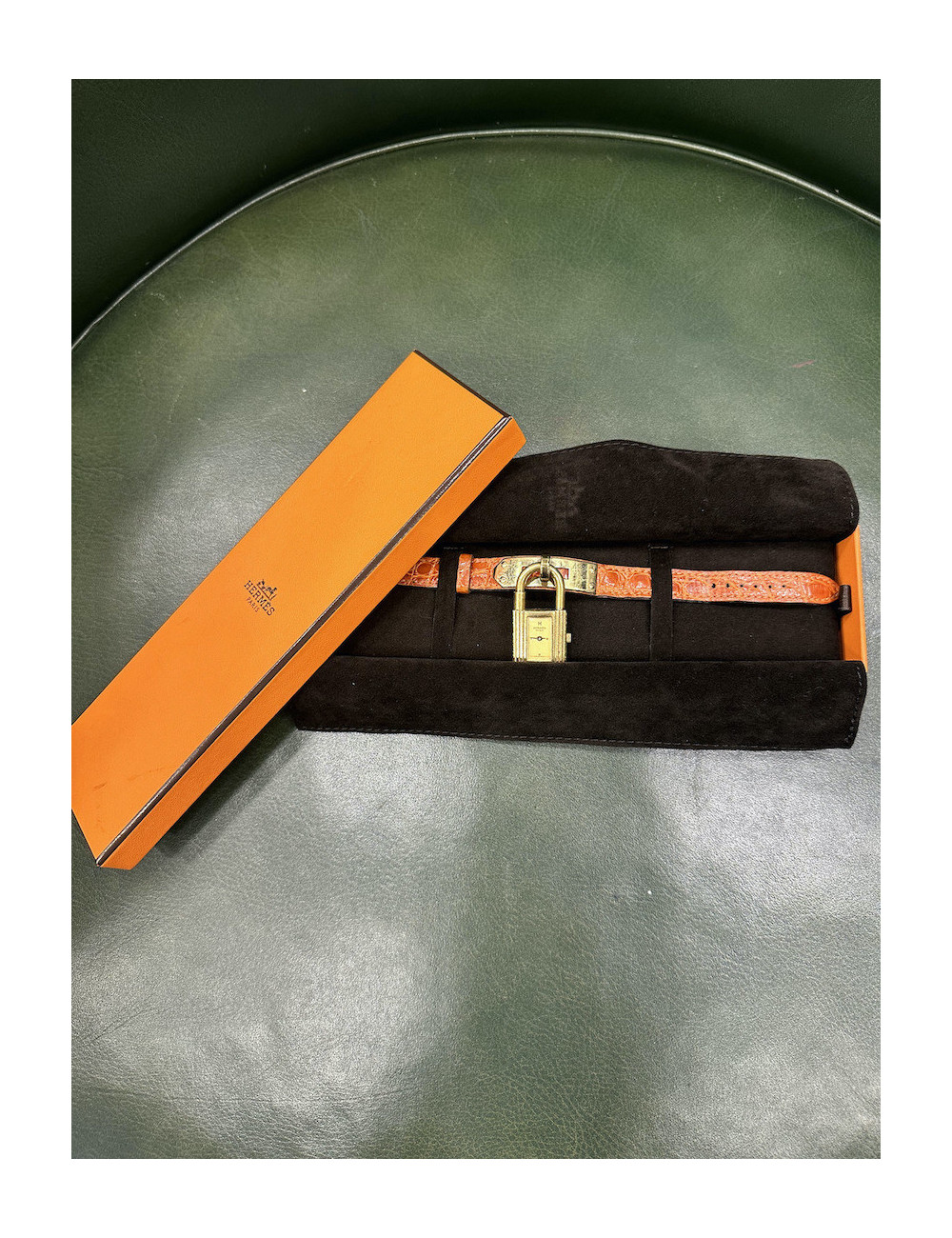Montre HERMES Kelly pm en cuir crocodile orange et bijouterie dorée