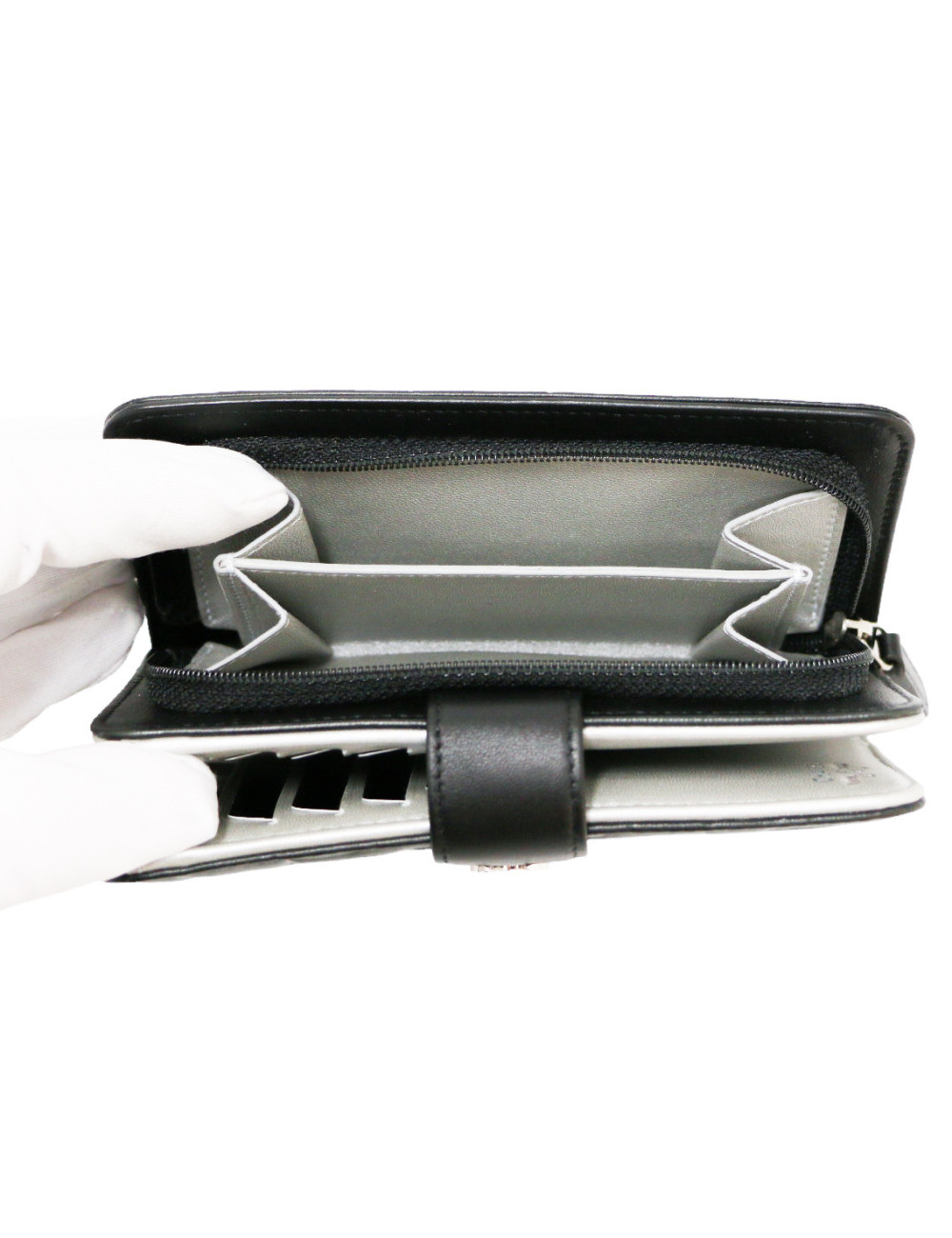 Compagnon CHANEL cuir embossé camélias