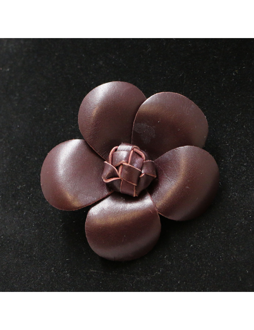 Broche camélia CHANEL cuir bordeaux foncé
