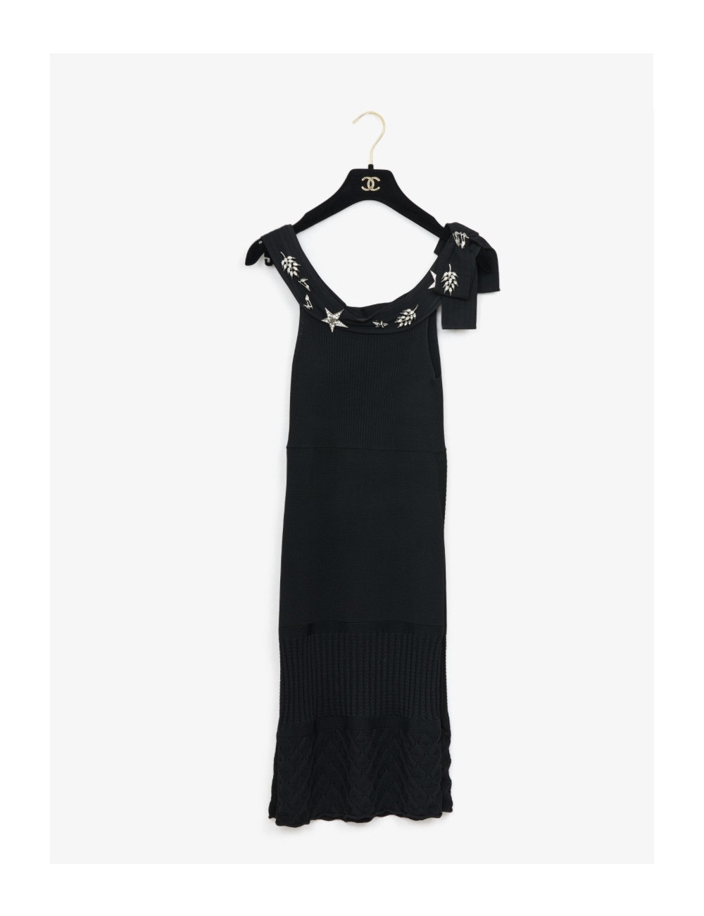 Robe CHANEL incrustée de broches bijoux