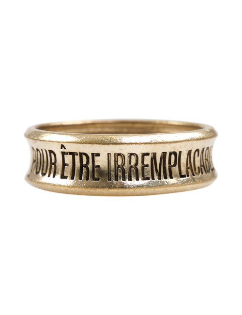 CHANEL bracelet "pour être irremplacable il faut être différente