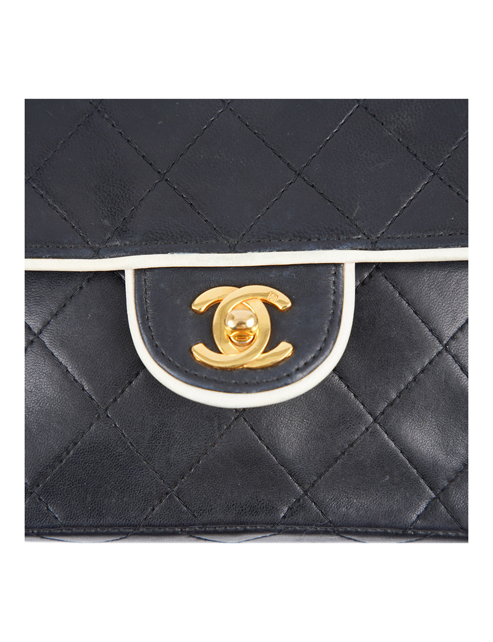 Petit sac vintage CHANEL noir gansé de blanc