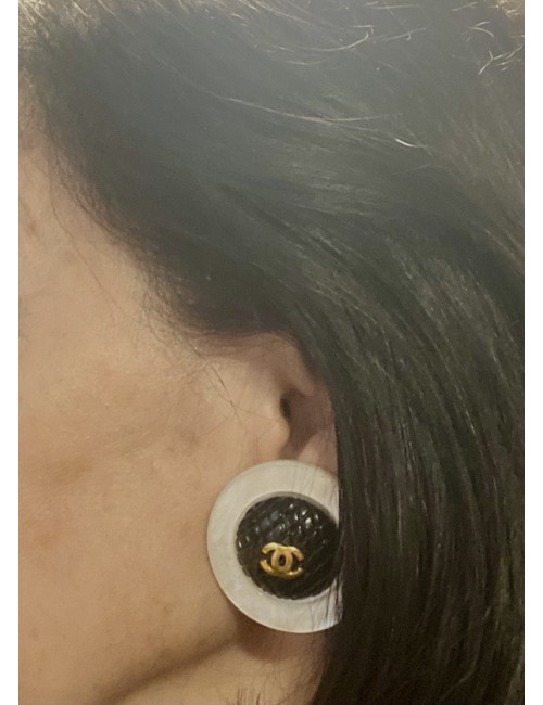 Grands clips CHANEL nacré et noir Couture