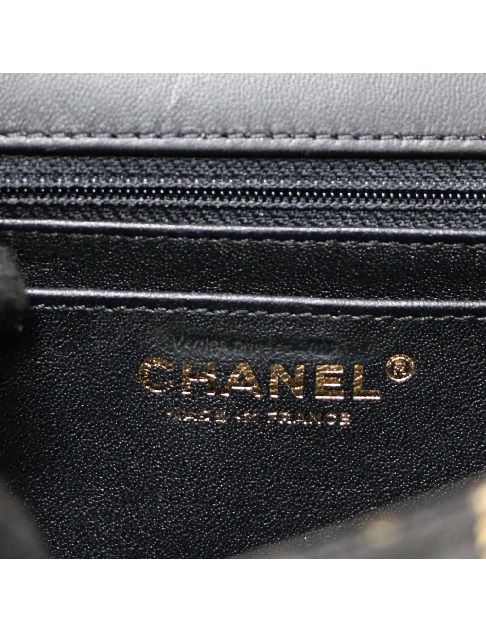 Sac CHANEL  imitation crocodile noir peint c h a n e l doré