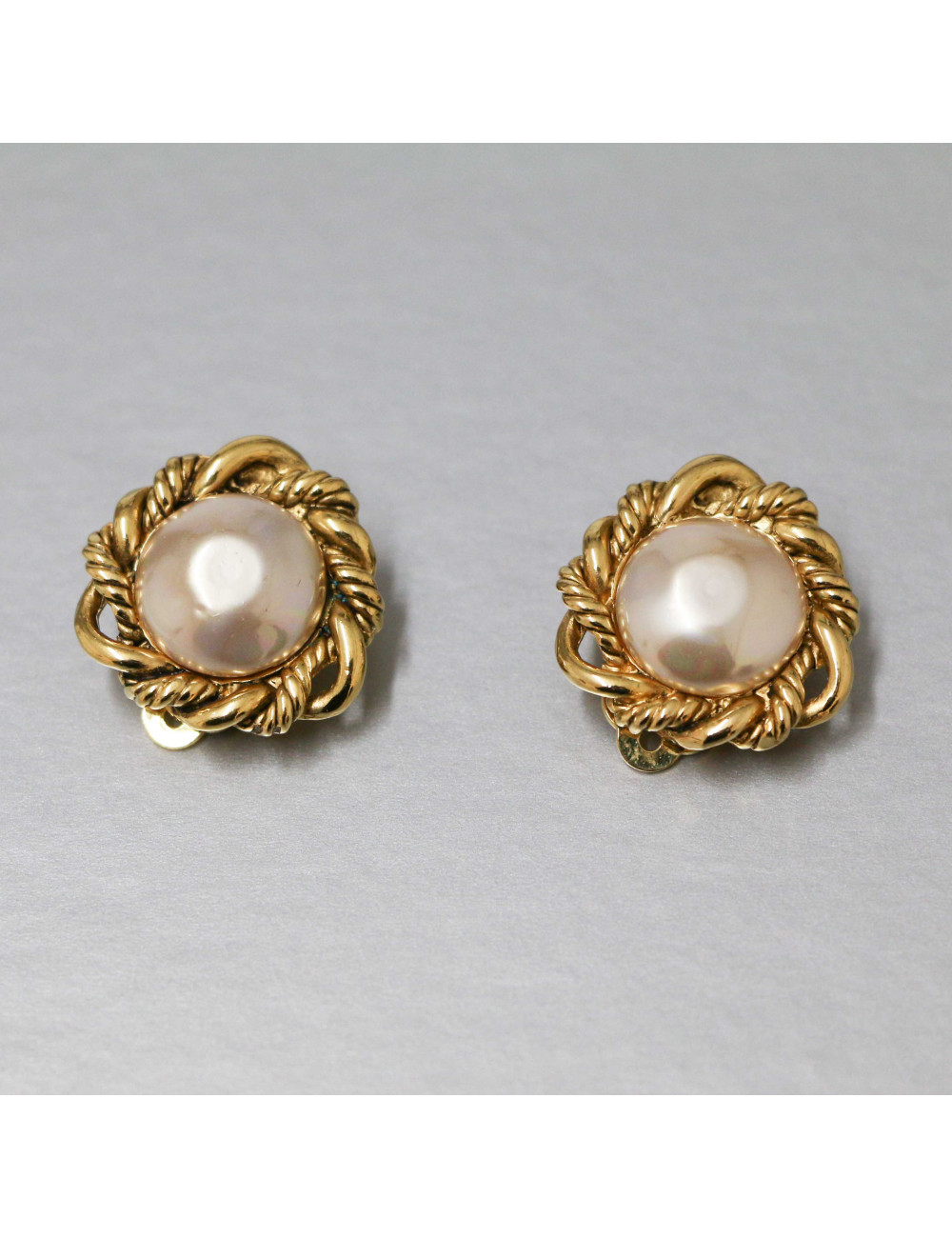 CHANEL vintage mother-of-pearl circular clip-on earrings