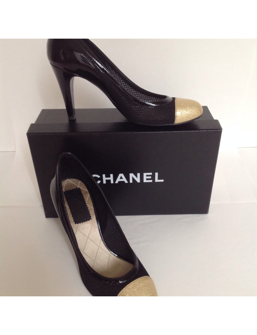 escarpins CHANEL t 39.5 bout dorés