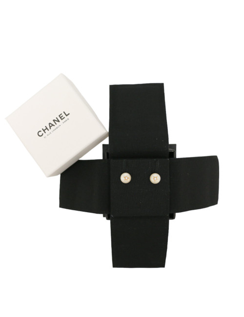 Boucles d'oreille CHANEL perle nacrée