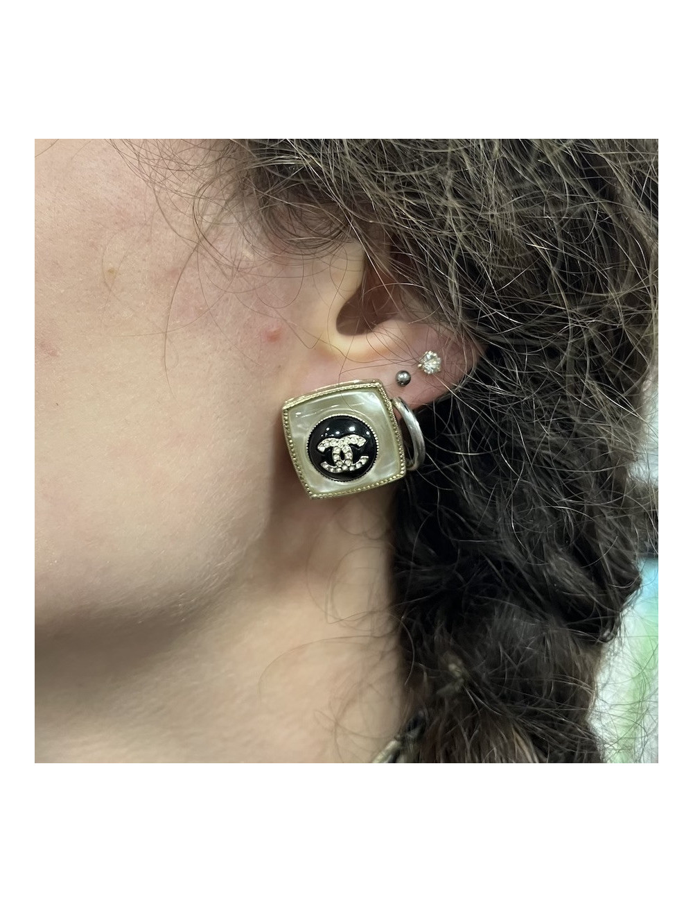 Clous carrés CHANEL nacrés strass