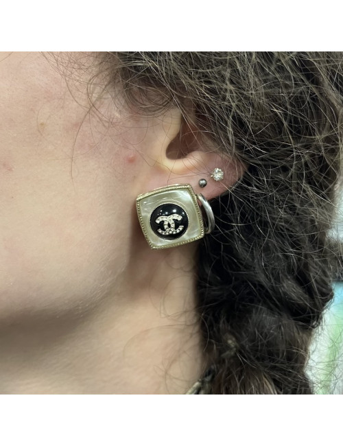 Clous carrés CHANEL nacrés strass