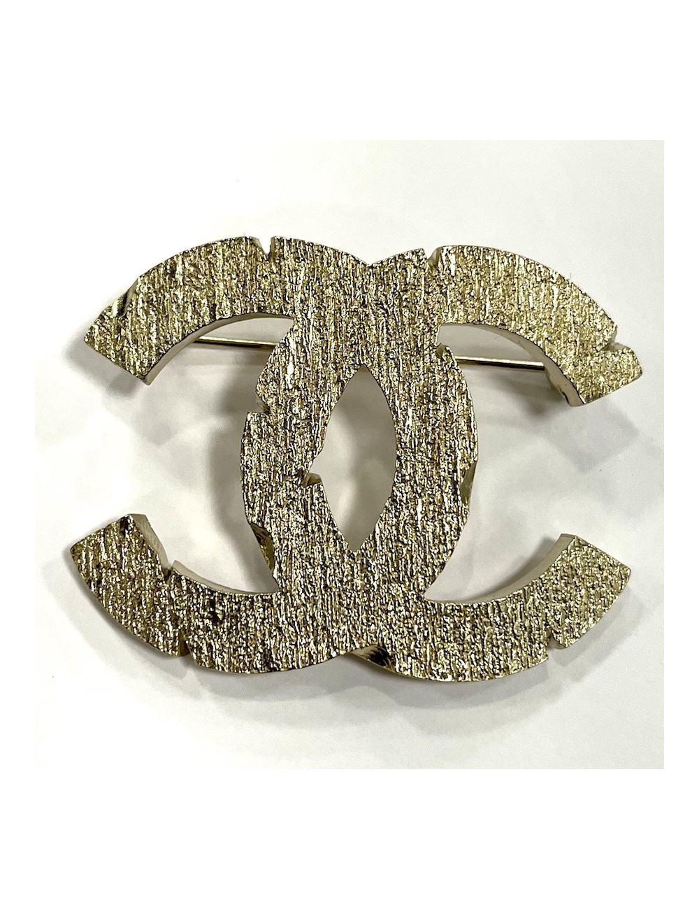 Broche doré mat CHANEL