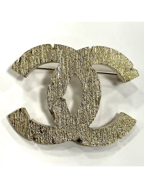 Broche doré mat CHANEL