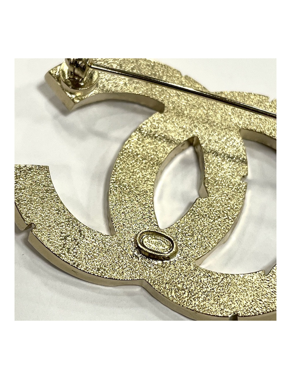 Broche doré mat CHANEL