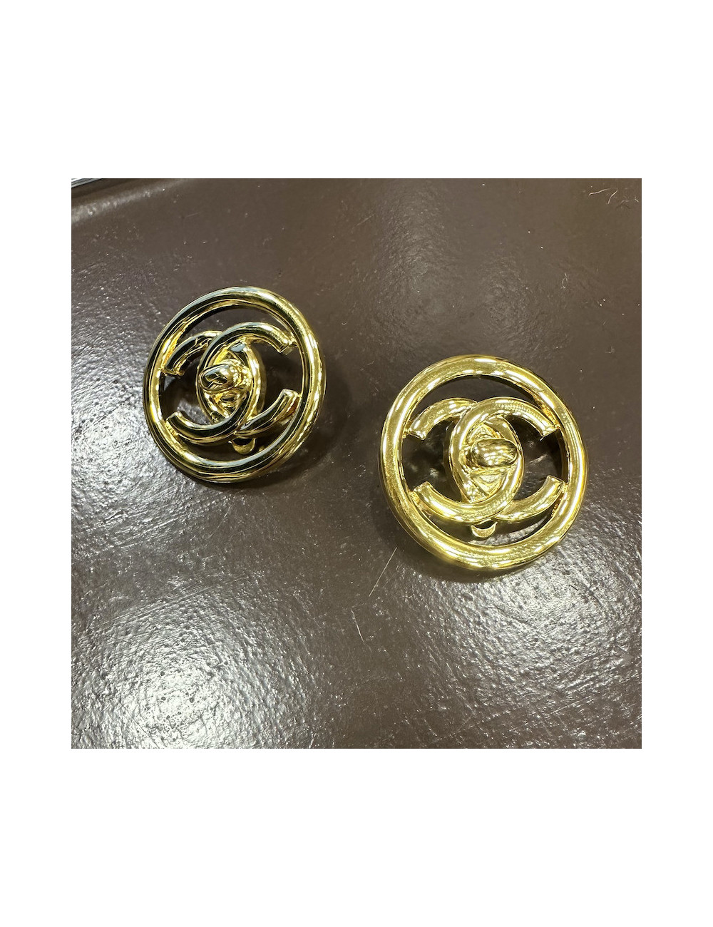 Boucles d'oreilles turnlock CHANEL