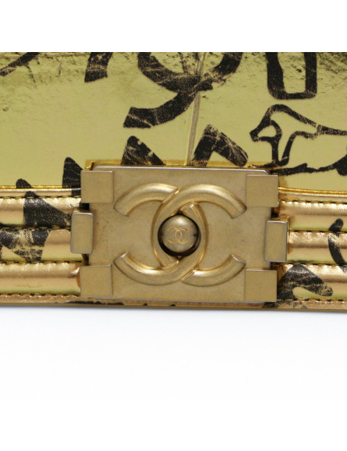 Sac Boy CHANEL doré Graffiti façon croco embossé