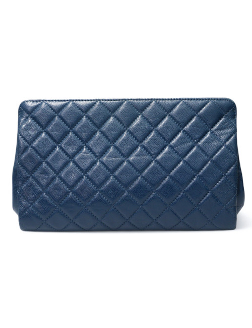 Pochette matelassée Chanel en cuir caviar : livraison express monde