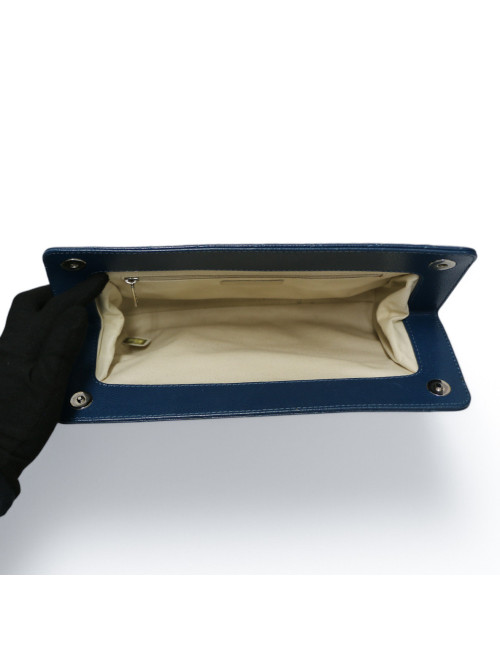 Pochette matelassée Chanel en cuir caviar : livraison express monde