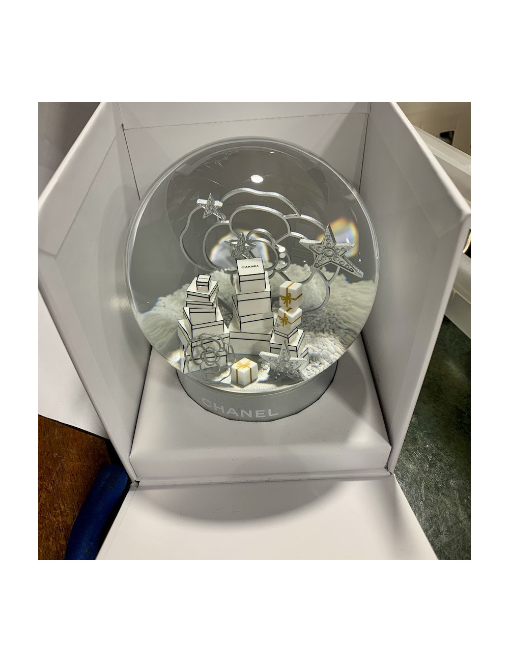 Boule à neige CHANEL camélia