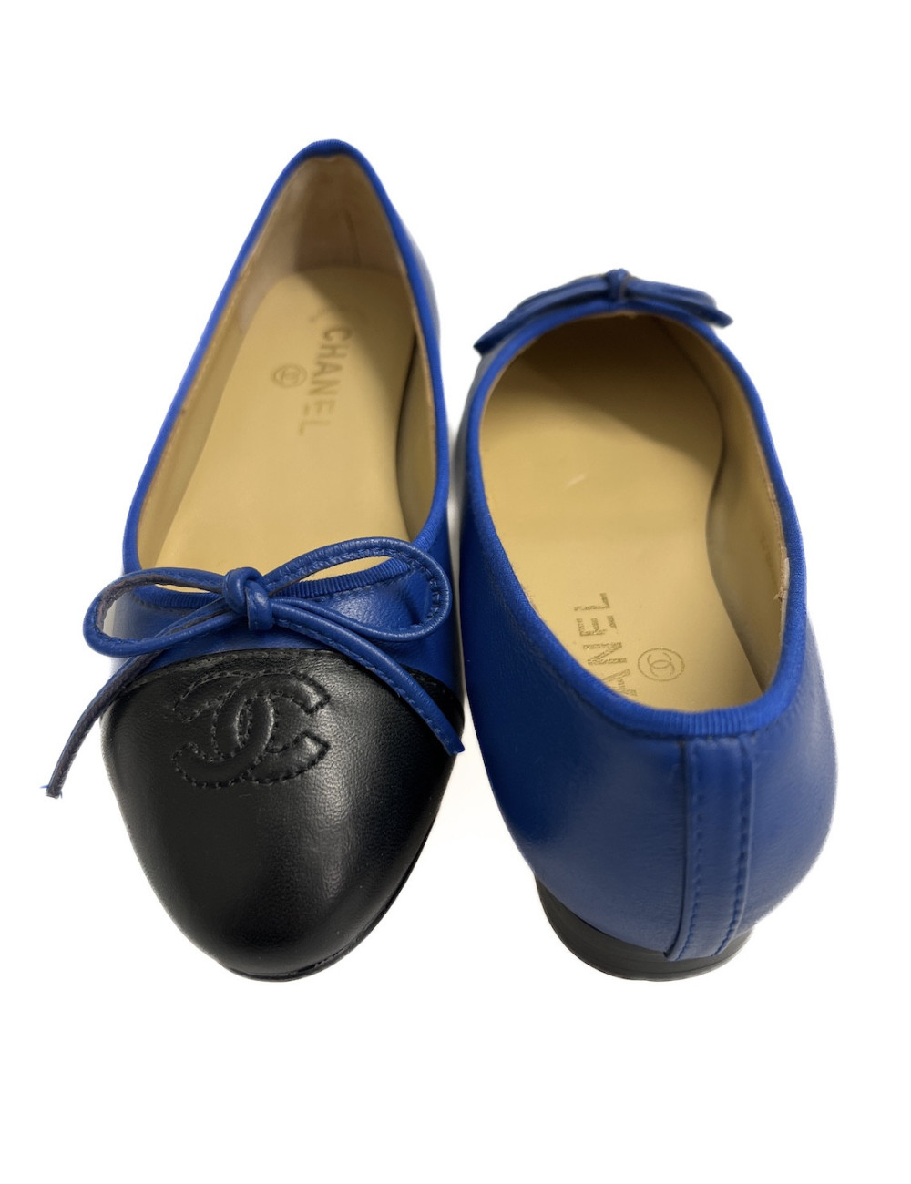 Ballerines Chanel bicolores en cuir bleu et noir disponible d'occasion