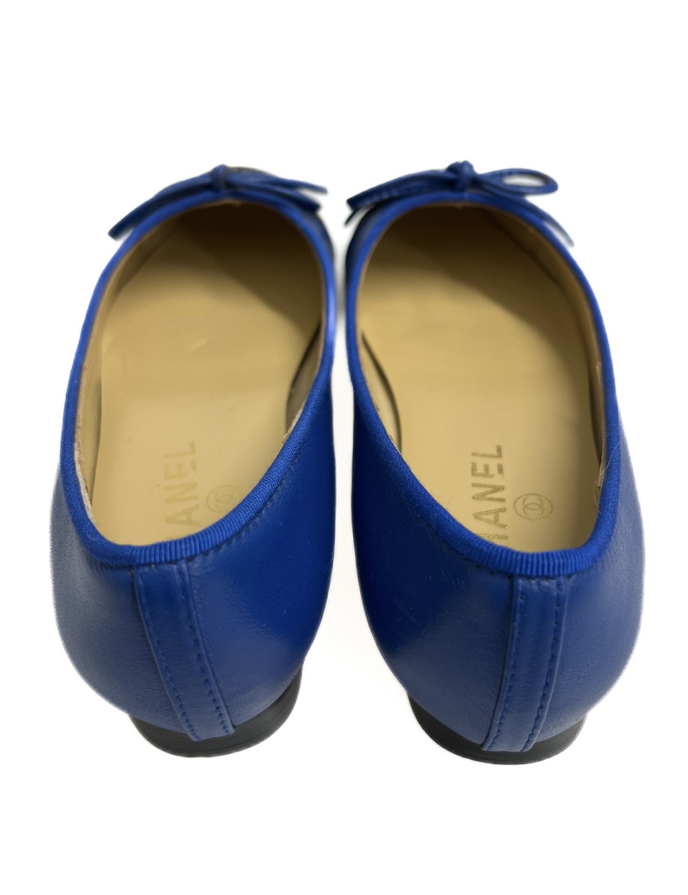 Ballerines Chanel bicolores en cuir bleu et noir disponible d'occasion