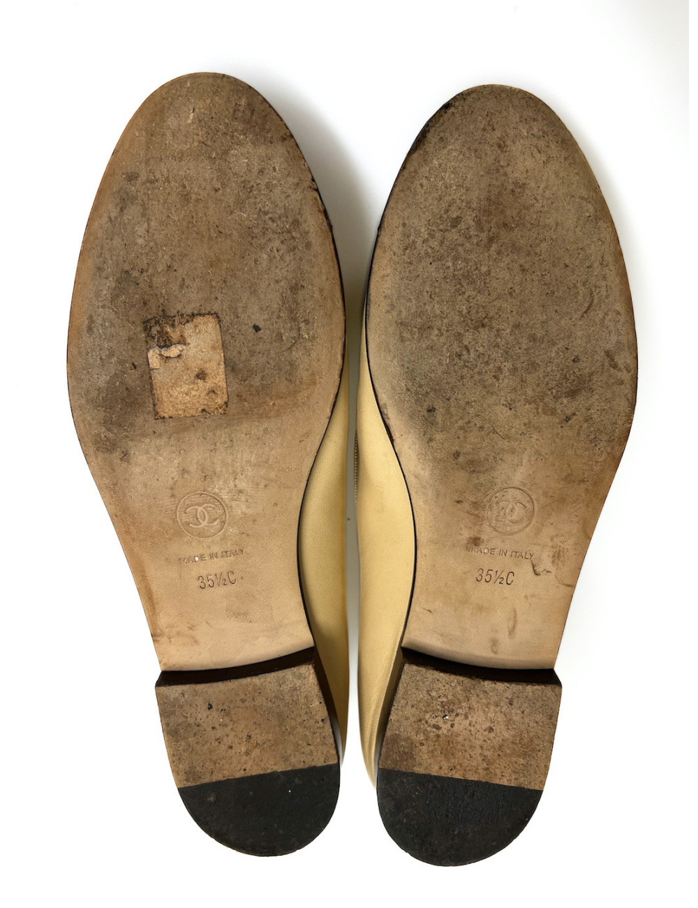 Ballerines Chanel beige et noir en cuir :  l'intemporel de la Maison.