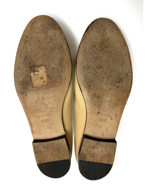 Ballerines Chanel beige et noir en cuir :  l'intemporel de la Maison.