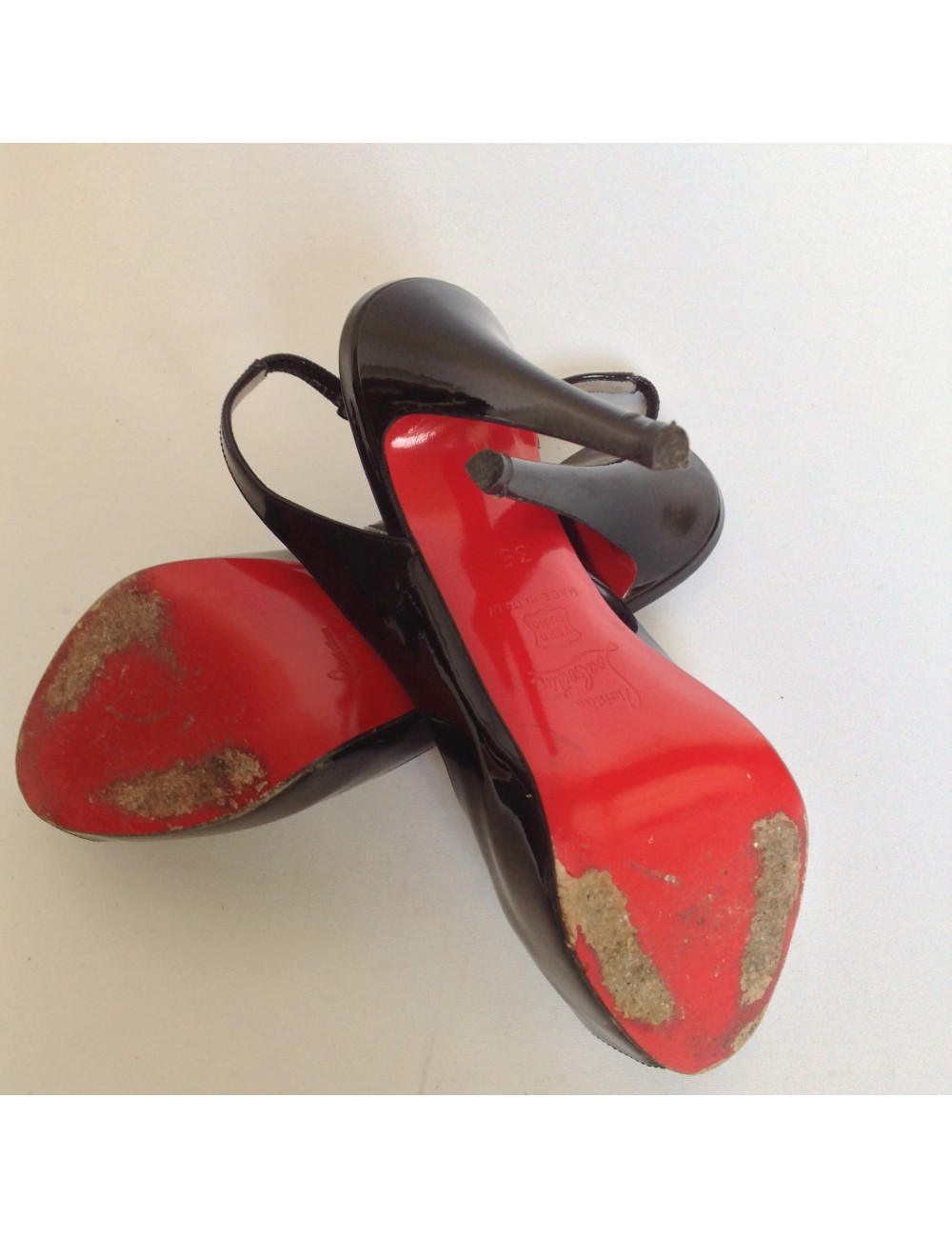 escarpins LOUBOUTIN t 35 vernis noirs