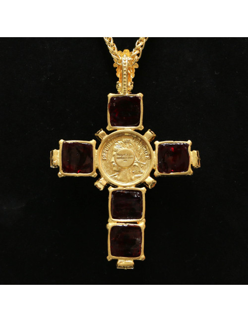 Marguerite de Valois pendentif croix en pâte de verre colorée