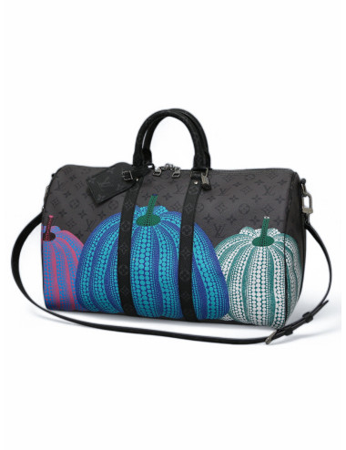 Collaboration entre Louis Vuitton et l'artiste Japonaise, Sac Keepall Yayoi Kusama disponible en seconde main de luxe