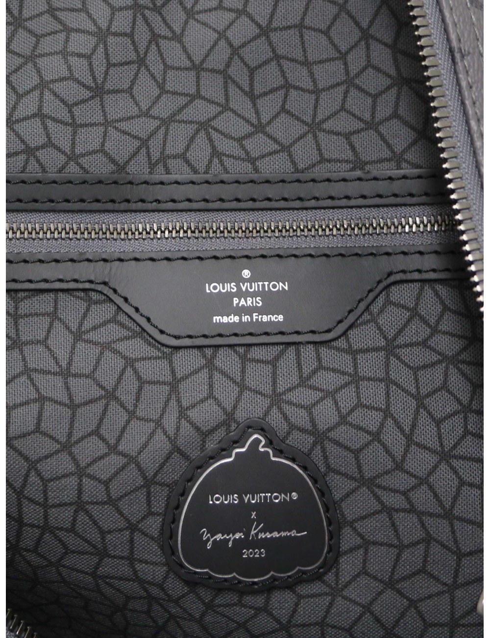 Collaboration entre Louis Vuitton et l'artiste Japonaise, Sac Keepall Yayoi Kusama disponible en seconde main de luxe