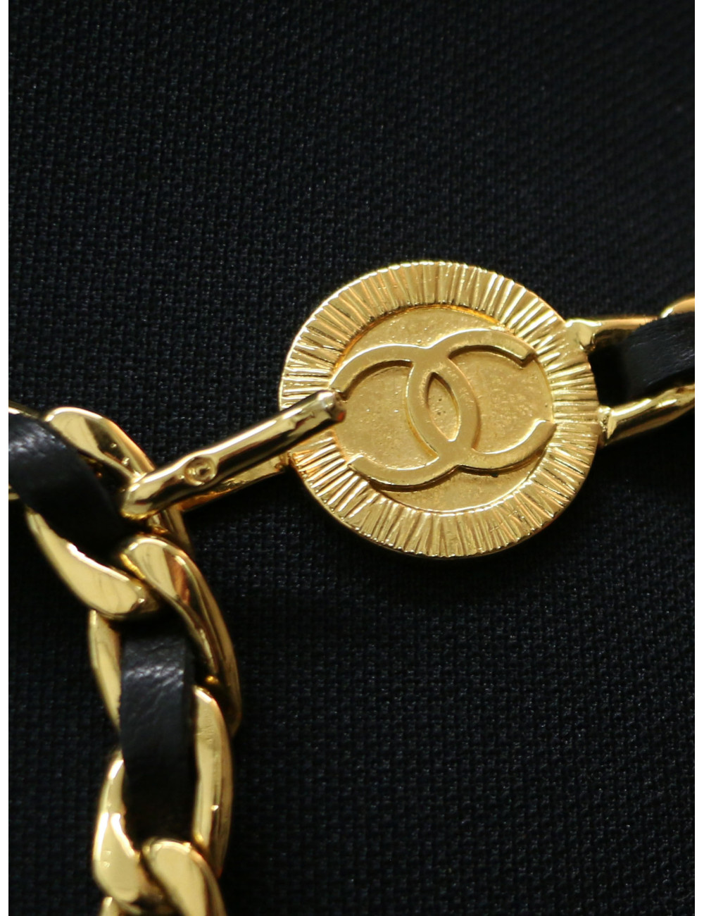 Ceinture vintage médaillon CC CHANEL chaine et cuir