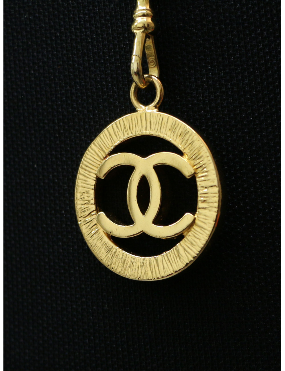 Ceinture Chanel médaillon logo CC doré vintage en seconde main de luxe