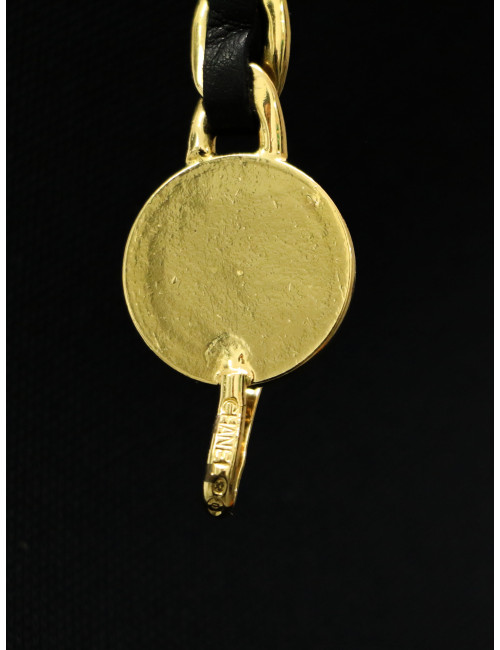 Ceinture Chanel médaillon logo CC doré vintage en seconde main de luxe