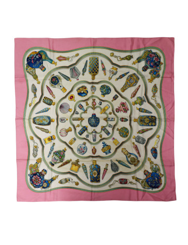 Carré Hermès Flacons de parfum vintage en soie rose , disponible ici