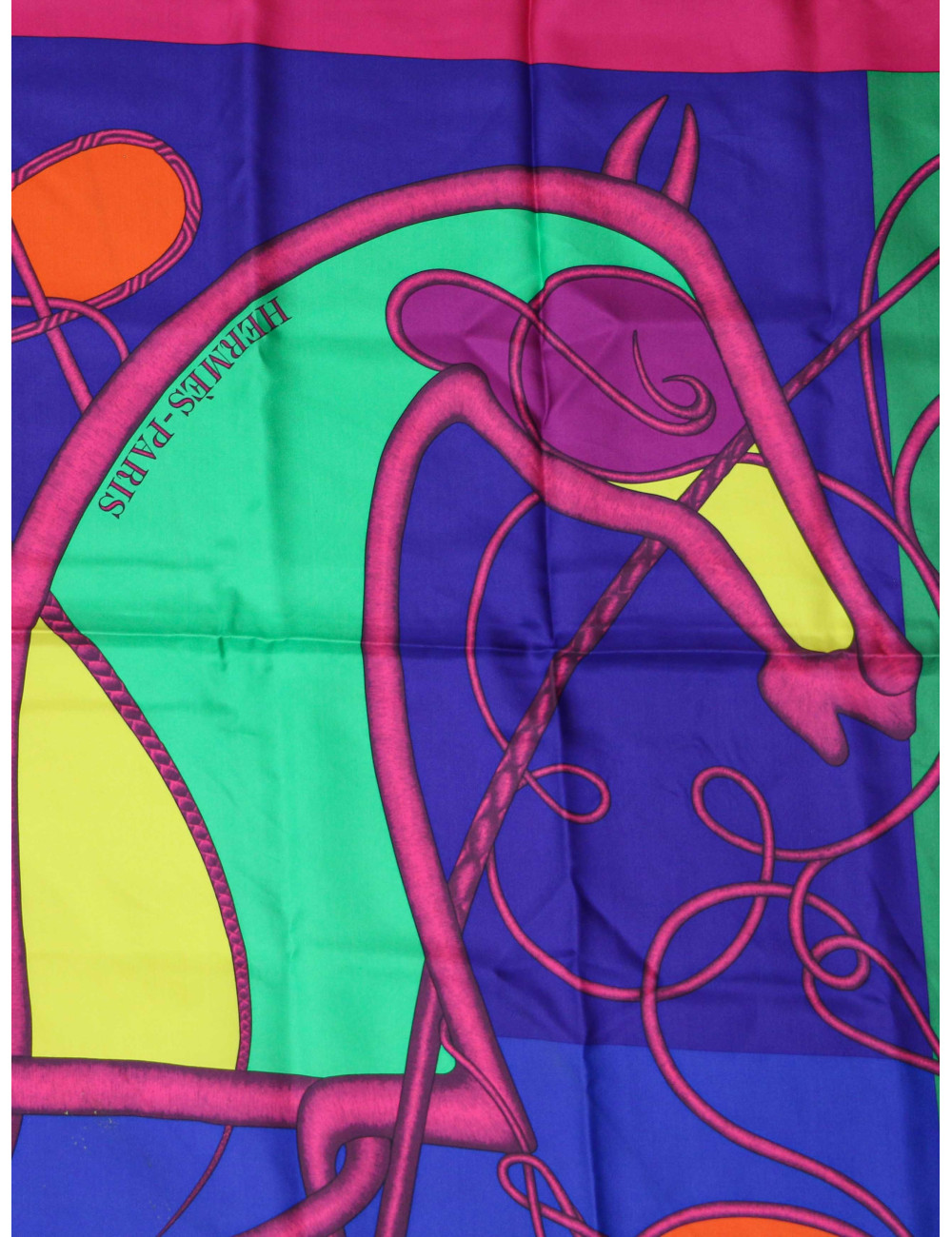 Carré géant Hermès Coup de Fouet en soie d'occasion sur notre e-shop.