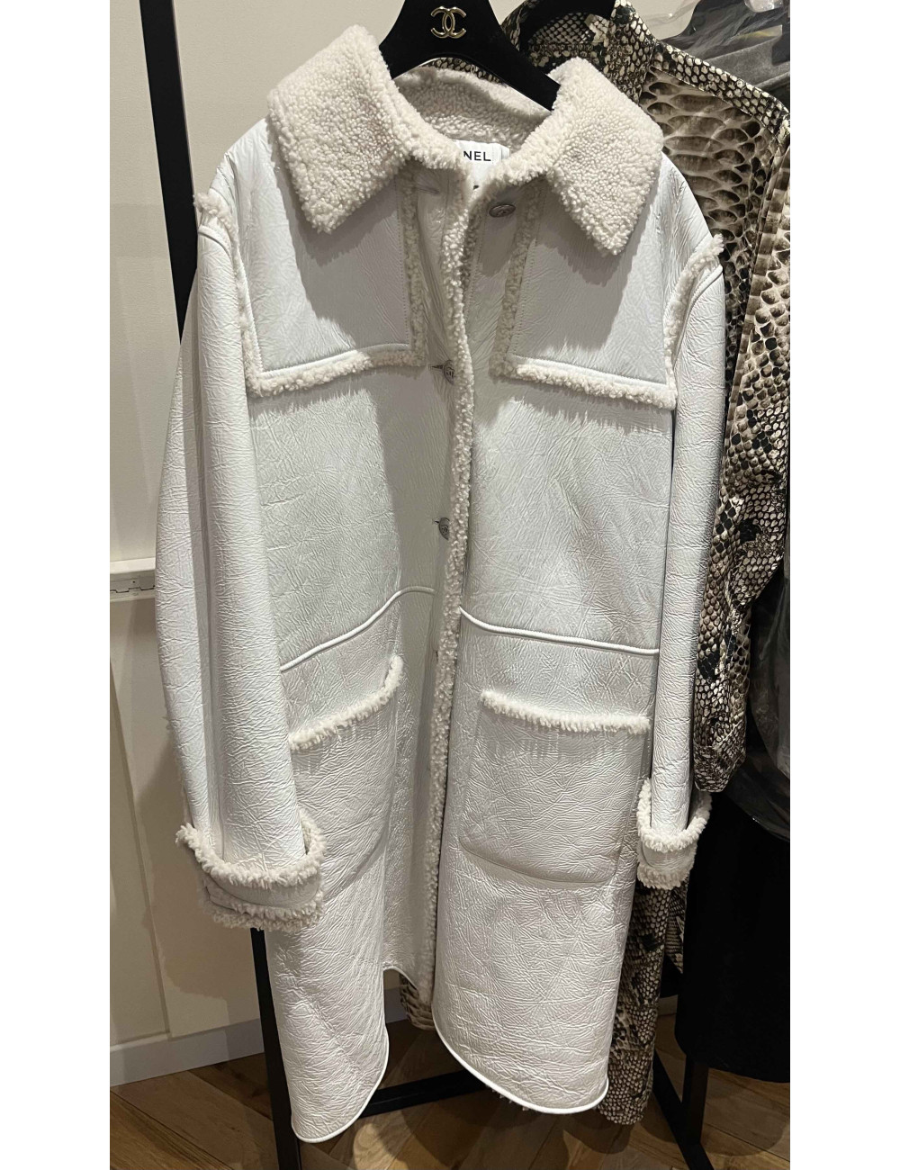 Manteau CHANEL peau retournée cuir verni