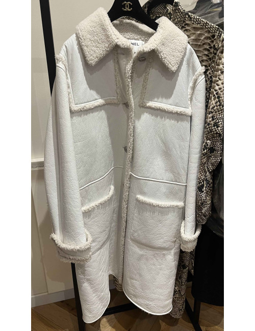 Manteau CHANEL peau retournée cuir verni