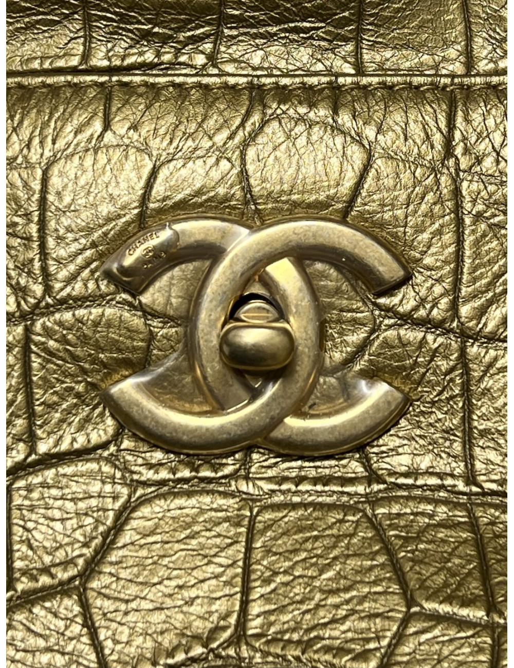 Sac CHANEL embossé croco doré