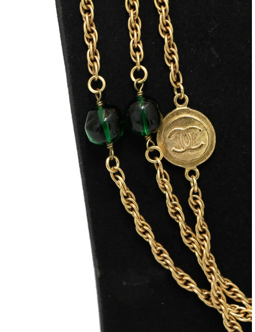 Long sautoir vintage CHANEL pièces CC et pâte de verre rubis et emeurode