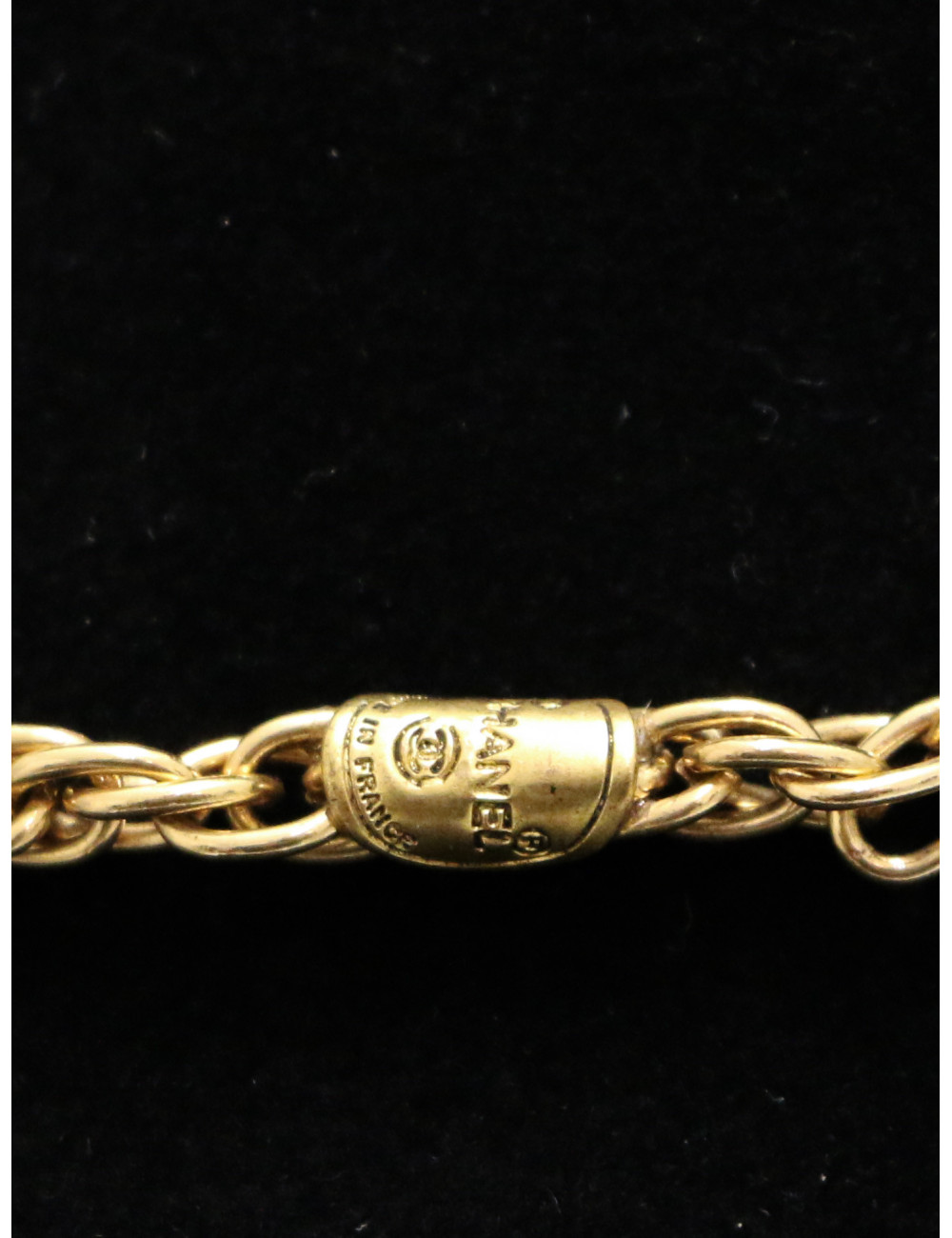 Long sautoir vintage CHANEL pièces CC et pâte de verre rubis et emeurode