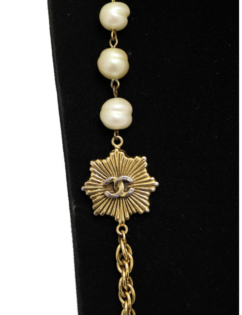Sautoir CHANEL perles d'eau douce