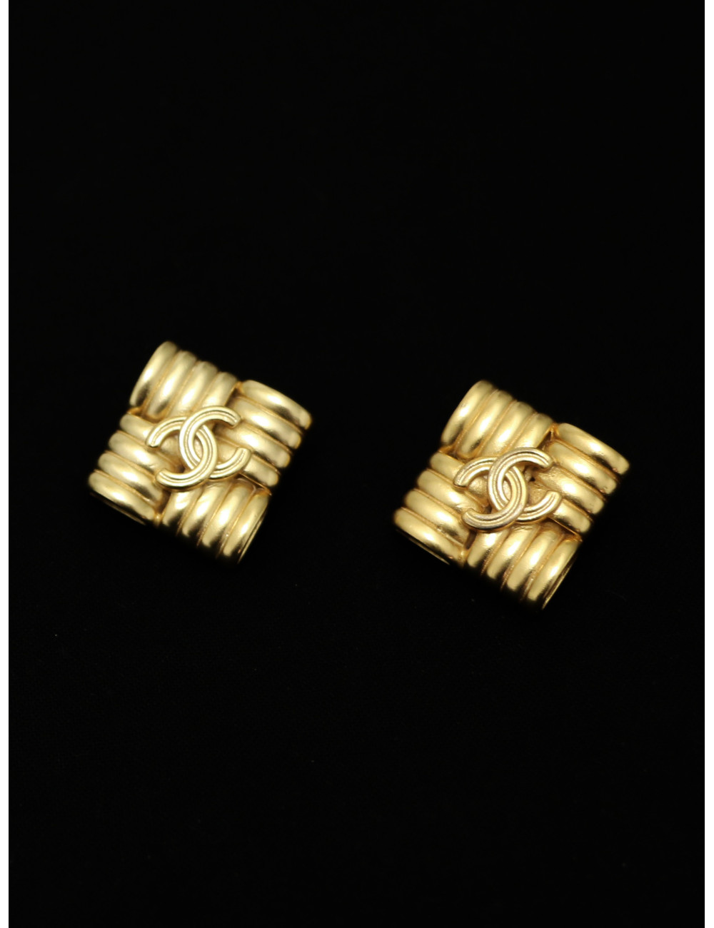 Boucles d'oreille CHANEL CC au centre Vintage