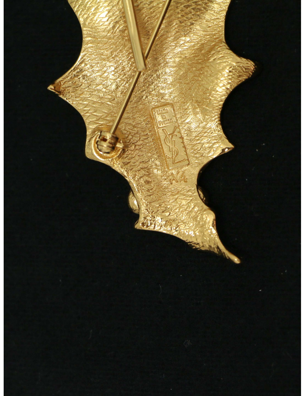 Broche pendentif YSL dorée