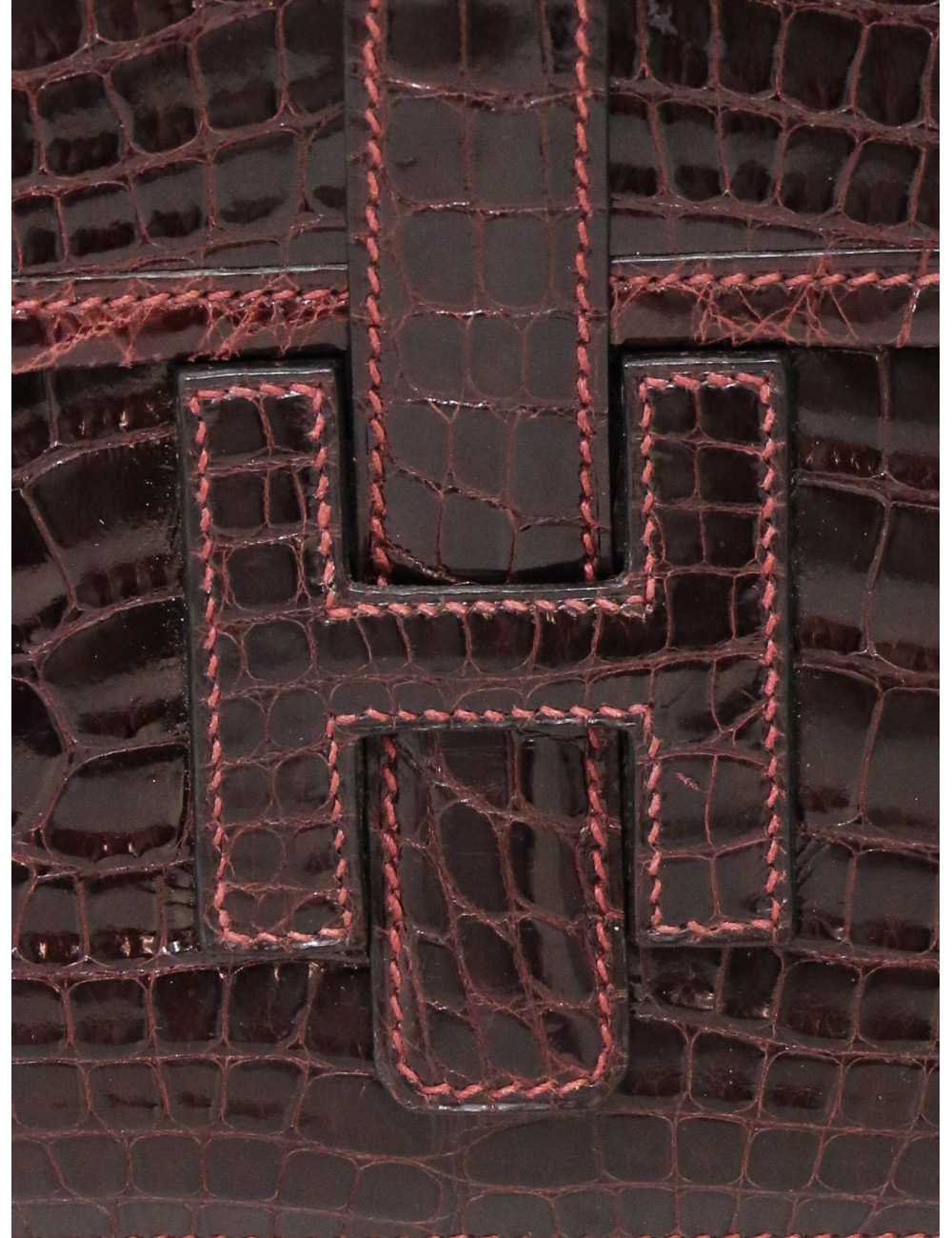 Pochette Hermès Jige en alligator bordeaux : une pièce intemporelle