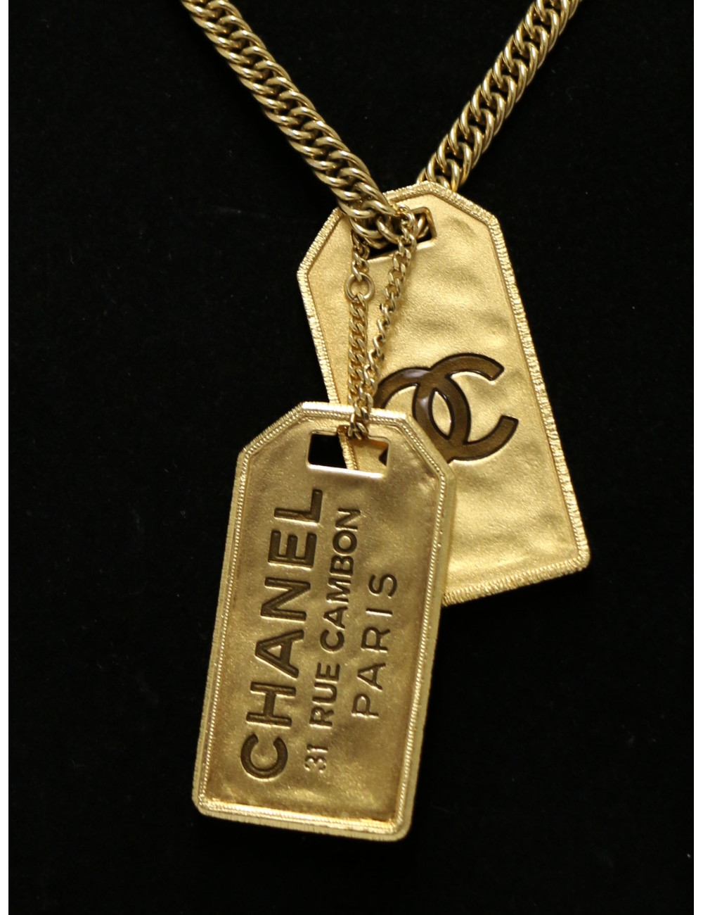 Collier CHANEL plaque CC doré