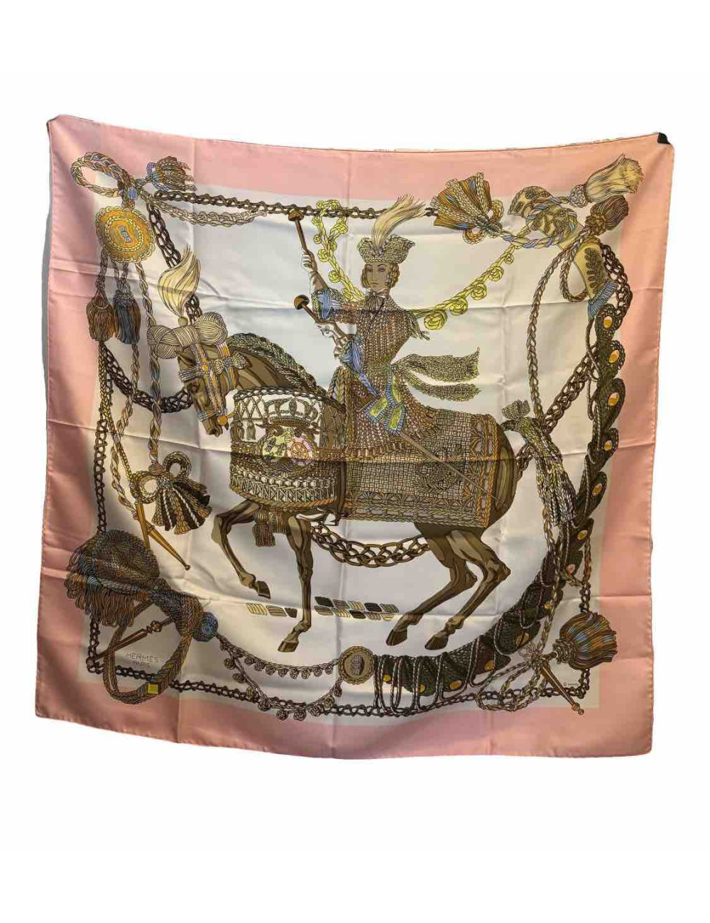 Carré Hermès Le Timbalier bord rose : rare occasion disponible ici.